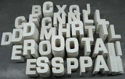 Plateau : 10 000 Letters, 2008, Lettres de plâtre de 16 x 8 x 3 cm produites en 10 000 ex.