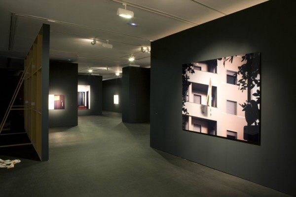 thomas demand, Embassy, 2007. Vue de l'installation, Fundacion Téléfonica, Madrid, 2008. copyright Thomas Demand. Courtesy de l'artiste et Monika Sprüth / Philomena Magers, Münich;