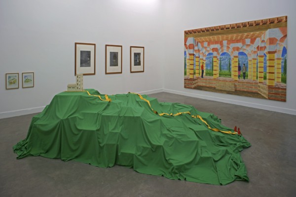 Vues de l’exposition Espèces d’espace au Magasin, Grenoble. Photo © Magasin / Ilmari Kalkkinen. Au premier plan, Thomas Schütte, Studio in den Bergen, 1984. Technique mixte. Collection du Musée d'art contemporain de Lyon. Au second plan, Ludger Gerdes, Sans titre, 1982. Triptyque, huile sur bois. 250x150 cm. Fonds national d’art contemporain, en dépôt au musée d’art moderne de Saint-Étienne Métropole. James WELLING, Glessner Diagonal Arch, 1988. Photographies noir et blanc. 110 x 90 cm. Collection du Fonds régional d'art contemporain de Bourgogne. Droits de l'artiste : non connus. Clichés photographiques : auteur inconnu. Ames Memorial Town Hall (Loggia interior), 1988. Photographies noir et blanc. 110 x 90 cm. Collection du Fonds régional d'art contemporain de Bourgogne. Droits de l'artiste : non connus. Clichés photographiques : auteur inconnu.