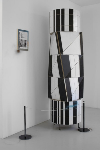 Manfred Pernice, Tisch-Set "Usinger" (détail), 2008, bois, peinture, collage, clous. Courtesy Galerie Neu, Berlin.