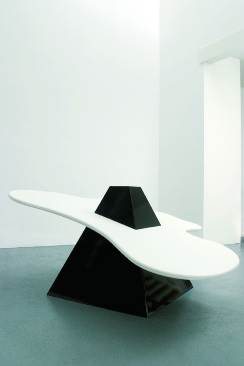 Delphine Coindet Fogh - 2006 Pièce unique 140 x 140 x 130 cm Pyramide noire, plateau en skaï Courtesy Galerie Laurent Godin, Paris