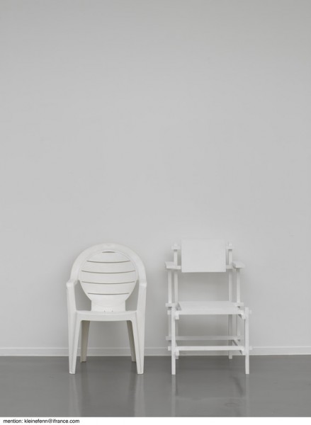 Deux chaises, 1998 Plastique, bois, peinture 90 x 120 x 60 cm Collection Clémence et Didier Krzentowski, Paris Photo : Florian Kleinefenn