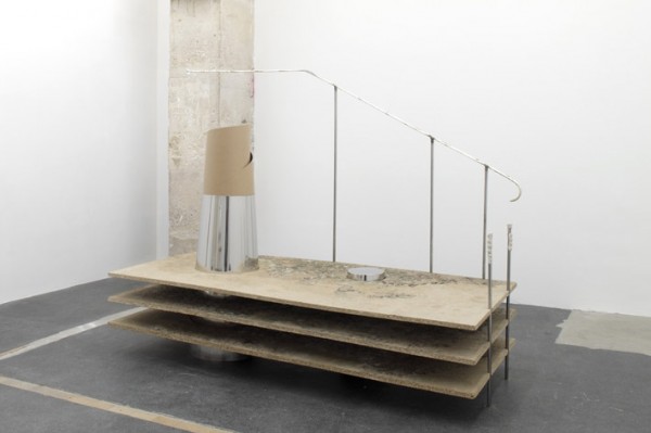 Réplique de la chose absente, 2009 Bois aggloméré, inox, papier, métal, terre…