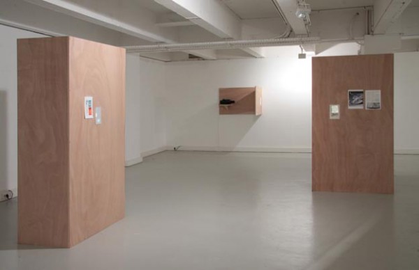 Mark Geffriaud, Herbier, 2009 Panneaux de bois, pages de livres, projecteurs de diapositives Courtesy gb agency, Paris