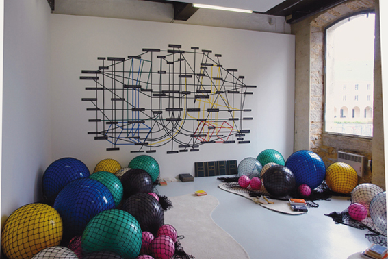 Florence Doléac, Ballooon, 2009, filet de pêche, balles gonflables, tapis, Eamon O'Kane, Une histoire de jeu, 2010, installation murale