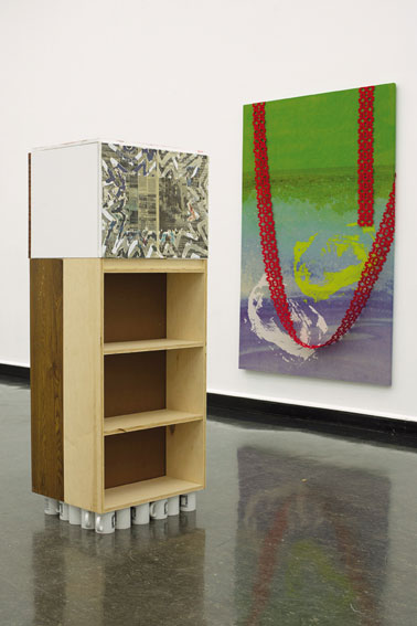 Vue de l'exposition Gambaroff, Krebber, Quaytman, Rayne à la Bergen Kunsthall, 2010. Sur la gauche : Nikolas Gambaroff Begin with the End in Mind, 2010. Papier journal sur toile, étagères, tasses à café imprimées. 160 x 61 x 49 cm. Courtesy de l'artiste et galerie Balice Hertling, Paris. Sur la droite : Blake Rayne Untitled, 2010. Acrylique sérigraphiée sur toile de lin teinte, ruban de polyester. 198,1 x 129,5 cm. Courtesy de l'artiste et galerie Miguel Abreu, New York. Photo : Thor Brodreskift.