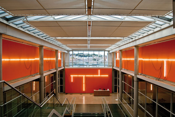 Pedro Cabrita Reis I Dreamt Your House Was A Line, 2003. Peinture murale acrylique, aluminium, structures d’éclairage peintes, tubes fluorescents. Vue de l'exposition au Carré d'Art - Musée d'art contemporain de Nîmes. Photo : J. Ferro Martins.
