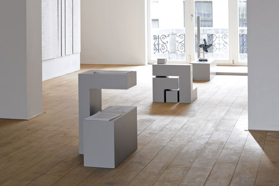 Cheyney Thompson Motifs, /Robert/, Paul de Casteljau, Socles, Ménarches, Chronochromes. Vue de l'installation Installation view Sculptures 1 Sutton Lane, Brussels. Courtesy Sutton Lane, London / Paris. Photo Isabelle Arthuis.