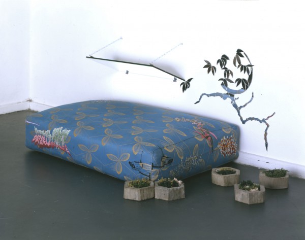 Isa Melsheimer, Plats, 2004, Matelas, miroir, béton, fil à tisser, 120x80x50cm, Vue d'installation, Futur 7, Berlin, 2004. Courtesy Galerie Jocelyn Wolff, Paris