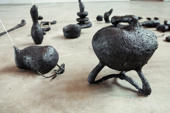 Camille Henrot - Objets augmentés, 2013. Installation : objets trouvés, enduits de terre et de goudron. Dimensions variables
Vue de l’exposition “A Disagreeable Object”, SculptureCenter, New York, 2012
© Camille Henrot
Courtesy the artist and kamel mennour, Paris.