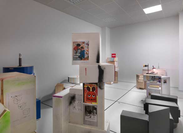 Manfred Pernice, von der stange (2011), Installation view/Vue de l'installation Neuer Berliner Kunstverein, 2011 © Neuer Berliner Kunstverein/Jens Ziehe