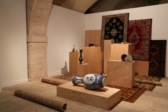Isabelle Cornaro. Paysage avec Poussin et témoins oculaires (III), 2010. Prix Fondation d’entreprise Ricard 2010 , collection du centre Georges Pompidou, Paris. Vue de l'exposition / Exhibition view Centre de la Vieille Charité, Marseille. Photo : Fondation d’entreprise Ricard / Lionel Miard.
