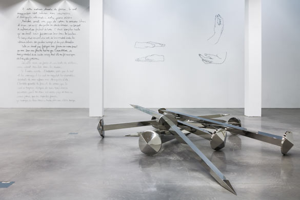 Yazid Oulab Au mur / On the wall : Ouvriers, 2013 ; Mains, 2009 ; Mains, 2012 ; Au sol / On the floor : Alif, 2010. Vue d’exposition / Exhibition view Frac Provence-Alpes-Côte d'Azur. Photo : Jean-Christophe Lett / Frac PACA.