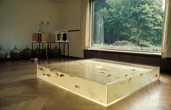 Hans Haacke, Rhine-Water Purification Plant, 1972. Impression numérique / Digital Print. Courtesy Hans Haacke, Paula Cooper Gallery. Vue de l’exposition / view of the exhibition « Quiet Earth », Marfa Ballroom/New York. Une des dernières œuvres écosystémiques d’Hans Haacke, clôturant un cycle dédié aux dynamiques naturelles. Cette station d’épuration avait ouvert un débat cinglant à l’époque dans la ville de Krefeld sur l’état de l’eau du Rhin lourdement polluée par l’industrie. / One of Hans Haacke’s last ecosystemic works, closing a cycle dedicated to natural dynamics. This purification plant triggered a bitter debate at the time in the city of Krefeld about the state of the Rhine’s water, heavily polluted by industry.