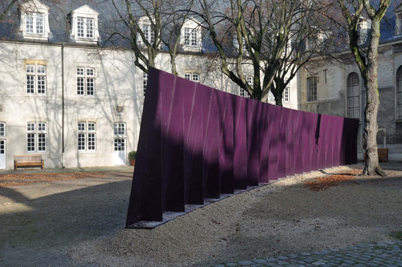 Tom Burr, Deep Purple, 2000. Bois, acier, peinture / Wood, steel, paint, 250 × 2500 × 44 cm. Collection Frac Champagne-Ardenne.