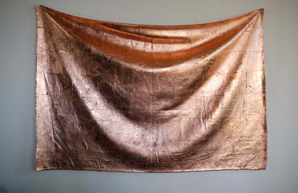 Untitled (grey blanket with copper), 2014. Photo : Pierre Henri Leman.