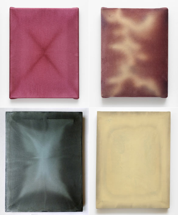 Edith Dekyndt (haut > bas) X-Men 07, 2012. Velours tendu sur châssis, vin / Stretched velvet, wine, 18 x 24 cm. Courtesy Carl Freedman Gallery. X-Men 34, 2012. Soie tendue sur châssis, vin / Stretched silk, wine, 18 x 24 cm. Courtesy Carl Freedman Gallery. X-Men 01, 2012. Soie tendue sur châssis, encre de chine / Stretched silk, Indian ink, 30 x 40 cm. Collection privée. X-Men 17, 2012. Soie tendue sur châssis, encre de chine / Stretched silk, Indian ink, 30 x 40 cm. Courtesy Carl Freedman Gallery.