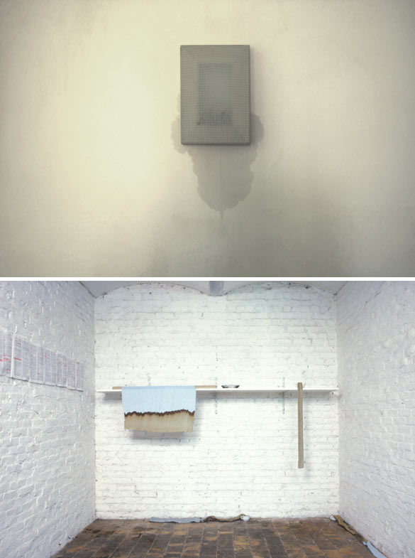 Edith Dekyndt, Laboratory 01 (haut), l’Escaut, Bruxelles, 1995. Tissu tendu sur châssis, chlorure de calcium sur mur plâtré, humidité de l’air / Stretched fabric, calcium chlorite on plastered wall, humidity of the air. Photo : Pierre Henri Leman. Laboratory 01 (bas), l’Escaut, Bruxelles, 1995. Tasses remplies de café, tissus impregnés de café par capillarité / Cups of coffee, fabric impregnated with the coffee by capillary action. Photo : Pierre Henri Leman.