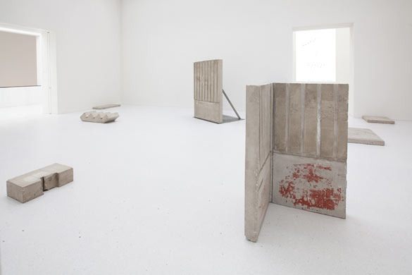 Rossella Biscotti, Il Processo (The Trial), 2010-2012. Installation sonore en boucle de 6 h, éléments coulés en béton armé / Audio installation, 6 hours in loop, casted pieces in reinforced concrete. Vue d’exposition / Installation view dOCUMENTA (13), Kassel; Courtesy Rossella Biscotti; Photo : Ela Bialkowska, Okno studio.