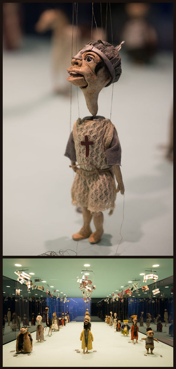 Sélection de marionnettes de Cabaret Crusades: The Path to Cairo, 2012. Mixed media. Dimensions variables. Vue de l’exposition The Offering à la Serpentine Gallery, Londres, 29 novembre 2013 - 9 février 2014 © Photo : Hugo Glendinning.