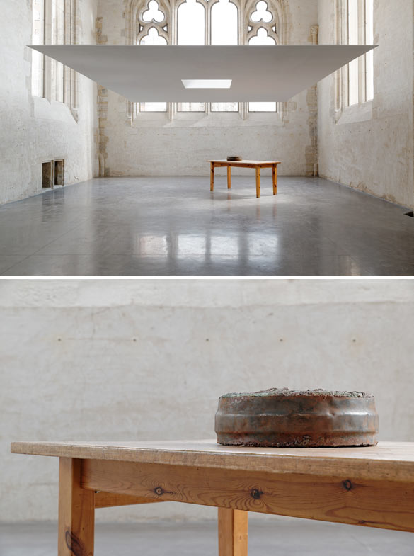 Wilfrid Almendra, September 25th 2013 at night (bas, détail), 2014. Plafond en BA13 & plexiglas, 610 x 480 cm ; table en bois, 160 x 86 x 73 cm ; fonte de cuivre, 36,5 (diam.) x 12,5 cm. Vue d'exposition, les églises centre d'art contemporain de la Ville de Chelles © Aurélien Mole.