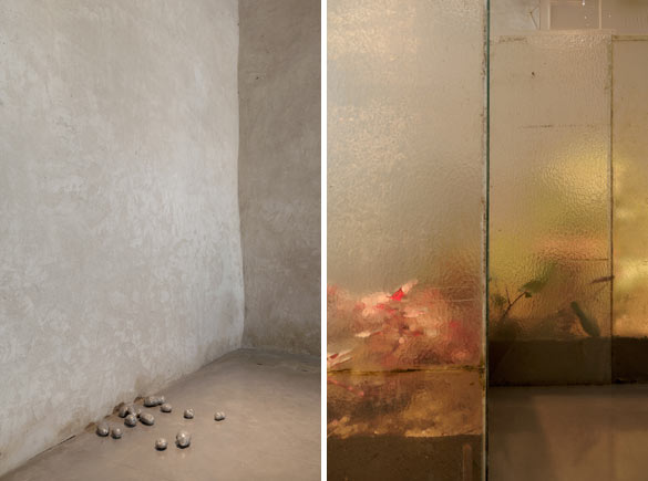 Wilfrid Almendra, Sans titre (gauche, patates), 2014. Fonte d’aluminium, 57 x 54 x 7 cm. Vue d'exposition, les églises centre d'art contemporain de la Ville de Chelles © Aurélien Mole. Wilfrid Almendra, Between the Tree and Seeing It (droite, détail), 2014. Verre, silicone, béton, terre, plantes (philodendrons, crotons, irésines), papillons, 753 x 360 x 202 cm. Vue d'exposition, les églises centre d'art contemporain de la Ville de Chelles © Aurélien Mole.
