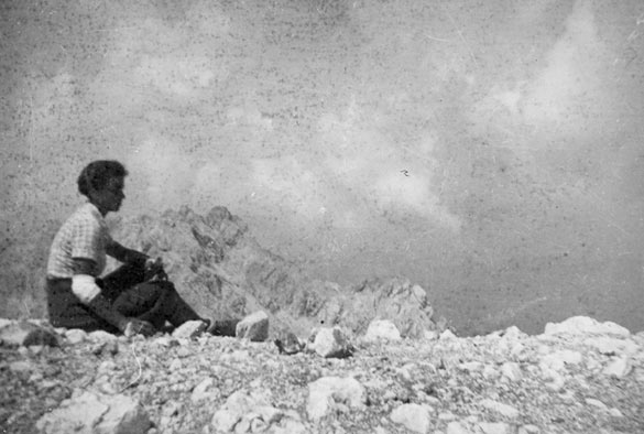 Nika Autor, Slava Klavora dans les montagnes de Kamnik, été 1938. Photographie d’archives utilisée dans Newsreel 55 / Archive document used in Newsreel 55 de / by Nika Autor, Marko Bratina, Ciril Oberstar et Jurij Meden, 2013. Colection du / Property of National Liberation Museum Maribor.