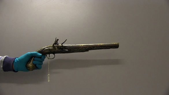 Kapwani Kiwanga, Maji Maji, 2014. Pistolet. Collection d’Afrique orientale, Ethnologisches Museum, Berlin. Pistol. East Africa collection, Ethnologisches Museum, Berlin. Photo : Kapwani Kiwanga.
