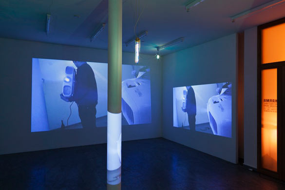 Tobias Madison, Feedback, 2012. Tissu, ampoules électriques, peinture thermo-résistante, vidéo 22’ en boucle / Fabric, lightbulbs, thermo-resistant paint, digital Video 22’ looped. Vue d’exposition / Installation View : Karma International, Zurich. Courtesy Tobias Madison
