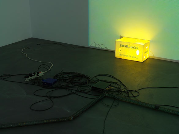 Tobias Madison, MELT (white/copper). Vidéo 11’ en boucle / Digital Video, 11’ looped. Vue d’exposition / Installation View : Tobias Madison, « NO; NO; H », Kunsthalle Zurich, 2013. Courtesy Tobias Madison