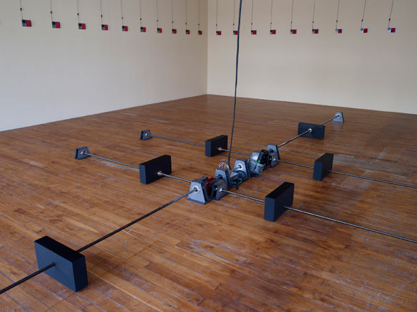 Bertille Bak, La marée mise à nue par ses célibataires, même, 2014. Installation en collaboration avec Charles-Henry Fertin. Ensemble mécanique, ordinateur, rideaux en plastique, polaroïd. Production Le Grand Café, centre d’art contemporain, Saint-Nazaire Courtesy de l’artiste et galerie Xippas, Paris. © Marc Domage