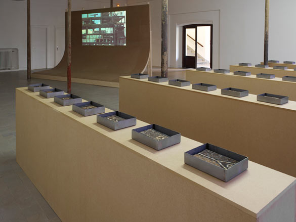 Bertille Bak, Vue de l’exposition Le tour de Babel. Au premier plan Les complaisants, 2014 série de 35 marqueteries de cheveux. Au second plan, Le tour de Babel, 2014, vidéo couleur. Production Le Grand Café – centre d’art contemporain, Saint-Nazaire Courtesy galerie Xippas, Paris. © Marc Domage