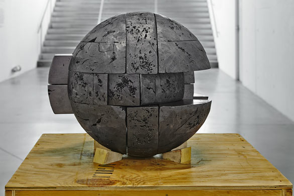 Globus, 2014. 12 blocs (mélange graphite 7B), Ø 45 cm, caisse de transport bois, 79 x 70 x 70 cm. Assistante Elia Kragerud, Réalisation technique Ivan Lacaze, Coproduction Faber Castell.