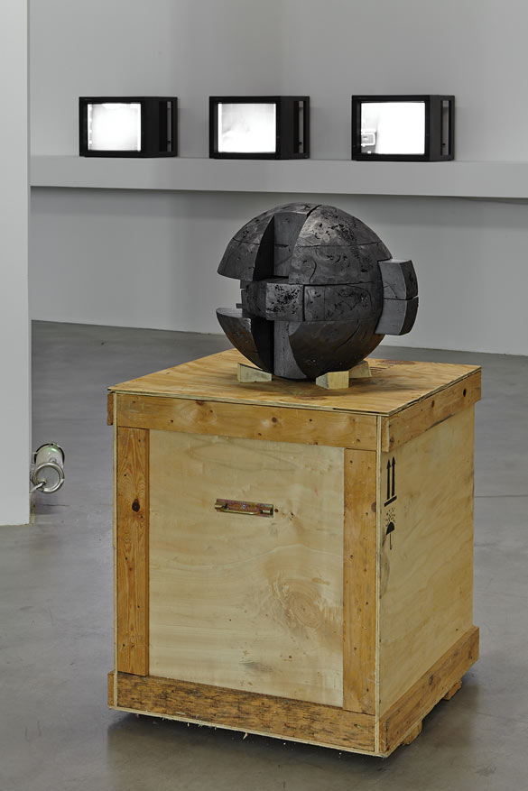 Globus, 2014. 12 blocs (mélange graphite 7B), Ø 45 cm, caisse de transport bois, 79 x 70 x 70 cm. Assistante Elia Kragerud, Réalisation technique Ivan Lacaze, Coproduction Faber Castell + (second plan) Fouille, 2007 : Triptyque vidéo noir et blanc, 6 min 15 sec. Collaboration Triangle France.