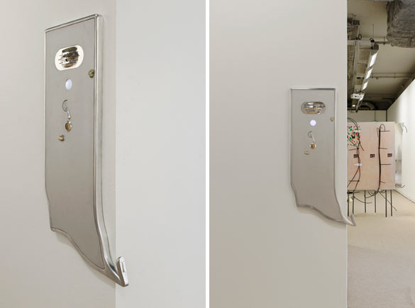 Camille Blatrix, Je veux passer le reste de ma vie avec toi, 2014. Aluminium, bois, argent, verre, vidéo, bande sonore. 40 × 88 cm. Collaboration avec Prison Food Sucks pour le morceau « Wish You A Good Day See You For The Holiday » - Courtesy Balice Hertling, Paris.