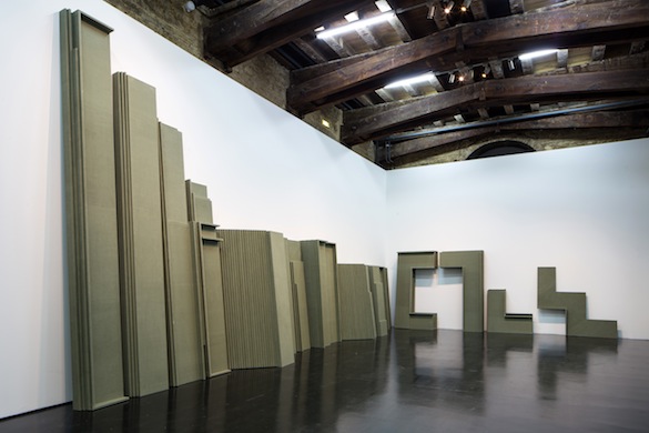 Franz Erhard Walther, 40 Sockel (40 socles), 1978. Collection The Franz Erhard Walther Foundation Vue de l'exposition Franz Erhard Walther, "Le Corps décide / The Body Decides", CAPC musée d'art contemporain de Bordeaux, nov. 2014 – mars 2015. Photo : Arthur Péquin.