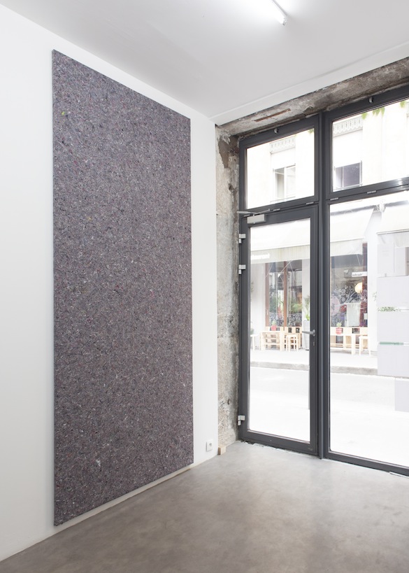 Olve Sande, Correspondence (280 x 115 cm), 2014. Feutre absorbant sur châssis / paint absorbent felt on stretcher, 280 x 115 cm. Vue d'exposition / installation view, Bikini, Lyon. Courtesy Olve Sande ; Galerie Antoine Levi, Paris.