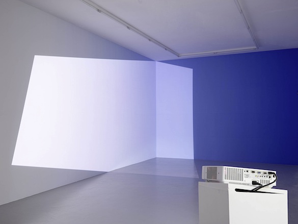 Pieter VERMEERSCH, Untitled, 2015, peinture acrylique et projection au mur, dimensions variables, courtesy de l’artiste Exposition L'abstraction géométrique belge, Espace de l'Art Concret, © François Fernandez 
