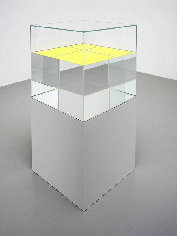 Ann Veronica JANSSENS Yellow Yellow, 2010 ,verre, huile de paraffine, feuille latex, cube en verre : 50 x 50 x 50 cm, socle : 50 x 50 x 55 cm, kamel mennour, Paris Exposition L'abstraction géométrique belge, Espace de l'Art Concret, © François Fernandez 