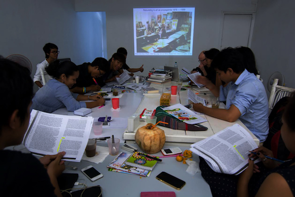 Groupe d'étudiants, d'artistes et de professionnels participant à la série de workshops Cambodian Art Histories for Daily Use sous la direction de Roger Nelson, à SA SA BASSAC, 2015 / A group of students, artists and professionals participate in the workshop series Cambodian Art Histories for Daily Use, conducted by Roger Nelson at SA SA BASSAC, 2015. Courtesy SA SA BASSAC / Lim Sokchanlina.