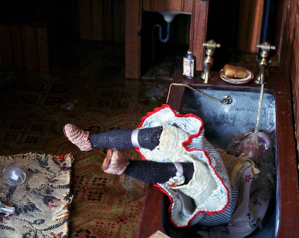 Corinne May Botz, Nutshell Studies of Unexplained Death: Dark Bathroom (Tub), 2004. Photographie, 30x40 inch. Courtesy : Corinne May Botz ; Benrubi Gallery.