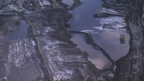 Ursula Biemann, Deep Weather, 2013. 9 min. Film still. Vue des champs d’extraction des sables bitumineux d’Alberta, une exploitation destructrice pour les forêts boréales alentours et l’un des pétroles les plus polluants au monde. / View of areas where Alberta’s tar sands are being extracted, a destructive activity for the northern forests all around and one of the most polluting kinds of petroleum in the world.