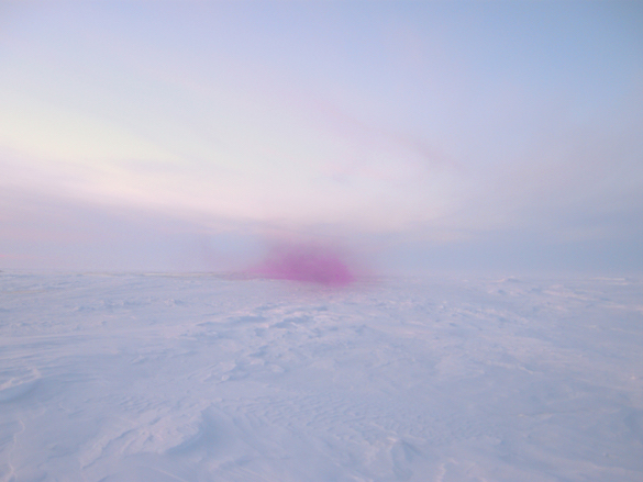 Charles Stankievech, LOVELAND. Installation avec vidéo HD / Installation with HD video. Dans cette vidéo, l’artiste dégoupille des grenades dans un paysage arctique jusqu’à saturer l’espace de couleur émeraude, une vision paranoïaque nourrie de science-fiction et de fascination pour ces espaces stratégiques, tant sur le plan militaire qu’énergétique. / In this video, the artist defuses grenades in an Arctic landscape until the space is saturated with an emerald colour, a paranoid vision fuelled by sci-fi and a fascination with these strategic spaces, be it on a military or energy level.
