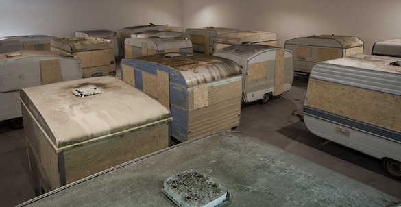 Héctor Zamora, «La réalité et autres tromperies», Frac des Pays de la Loire, 2015. Caravanes et bois / Trailers and wood. Photo : Fanny Trichet