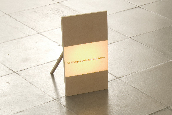 Runo Lagomarsino, We All Laughed at Christopher Columbus, 2003. Projection d’une unique diapositive sur panneau de MDF/ Single slide projection on MDF, 45,5 × 25,5 × 42,5 cm. Photo : Ken Adlard. Courtesy Runo Lagomarsino ; Nils Staerk, Copenhagen ; Mendes Wood DM, São Paulo.