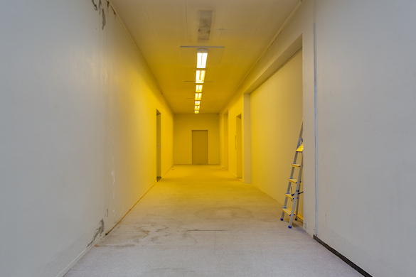 Jason Dodge, Amber light to white light to amber light by hand over and over. Photo: LIAF / Jon Benjamin Tallerås