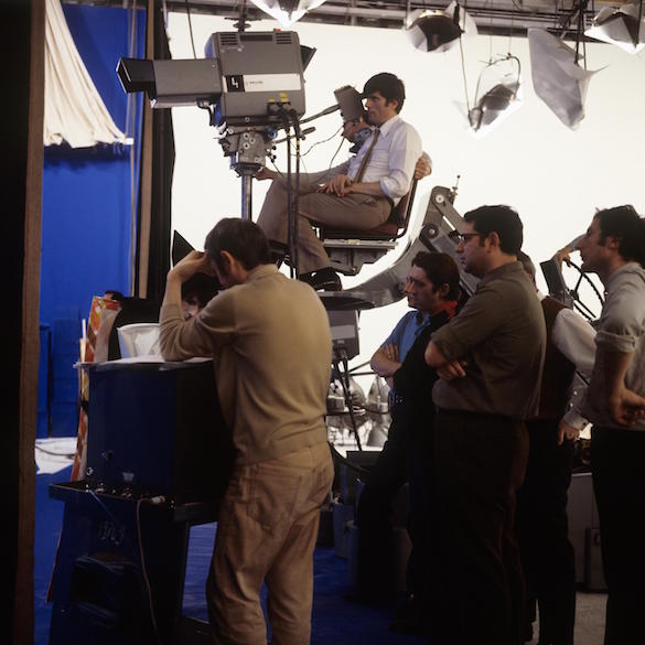 Jean-Christophe Averty lors du tournage en studio du conte de Lewis Caroll Photo : Jean-Claude Pierdet, 1970, copyright : ina