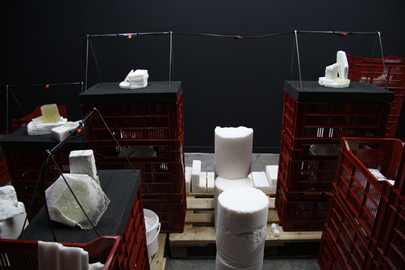 Agapanthe, Réserve. Dans le cadre de l’exposition "Matérialité de l'Invisible" au CENTQUATRE-PARIS, dans le cadre du projet européen NEARCH, en collaboration avec l'Inrap. Photo Josselin Ligné