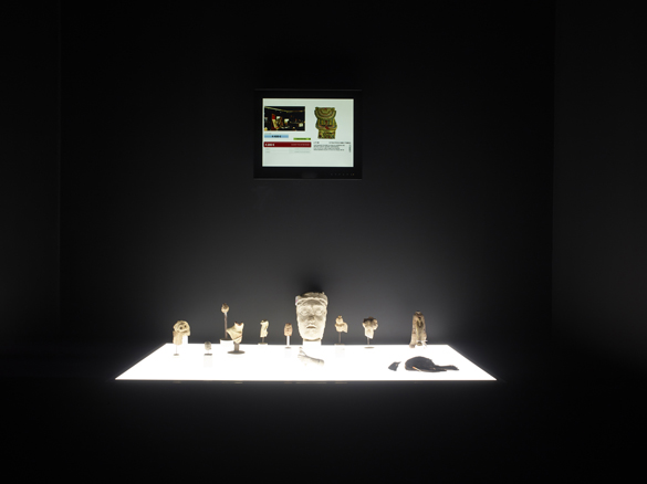 Ali Cherri, Fragments. Installation. Dans le cadre de l’exposition "Matérialité de l'Invisible" au CENTQUATRE-PARIS, dans le cadre du projet européen NEARCH, en collaboration avec l'Inrap. Photo Marc Domage