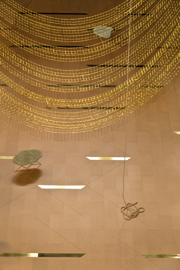 Leonor Antunes, anni # 18 (detail), 2015. (sculpture suspendue / hanging sculpture) ; discrepancies with Lina, 2015 (tables) ; discrepancies with Anni, 2015 (sol / floor). Vue de l’exposition / view of the exhibition «the pliable plane», CAPC Musée d’Art Contemporain de Bordeaux. Photo : Nick Ash / CAPC, Bordeaux. Courtesy Air de Paris, Paris.